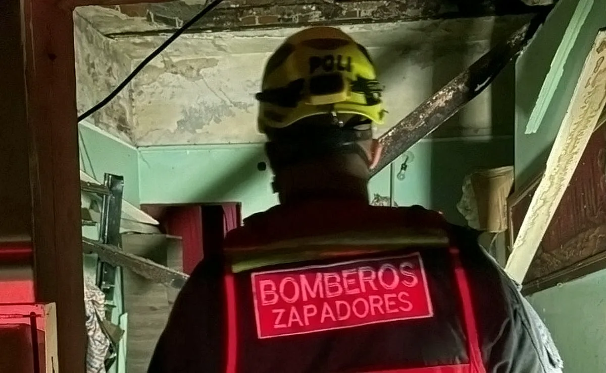 Se derrumbó el techo de una casa en zona sur de Rosario: vecinos rescataron a un hombre de 67 años