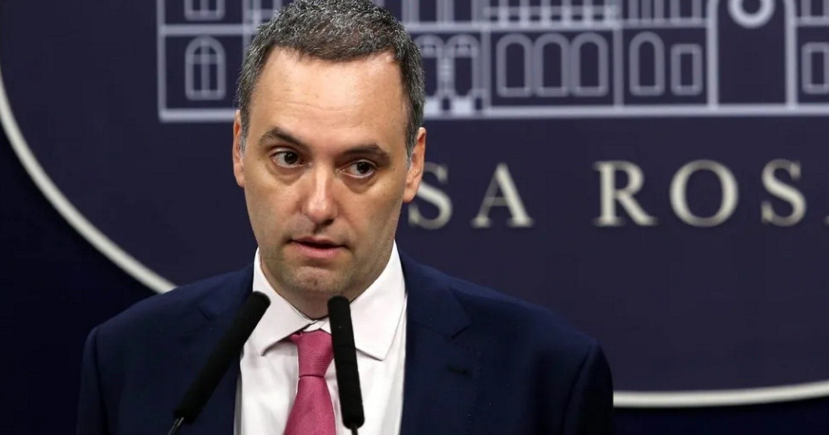 Adorni renunció al directorio de YPF tras dejar la Jefatura de Gabinete