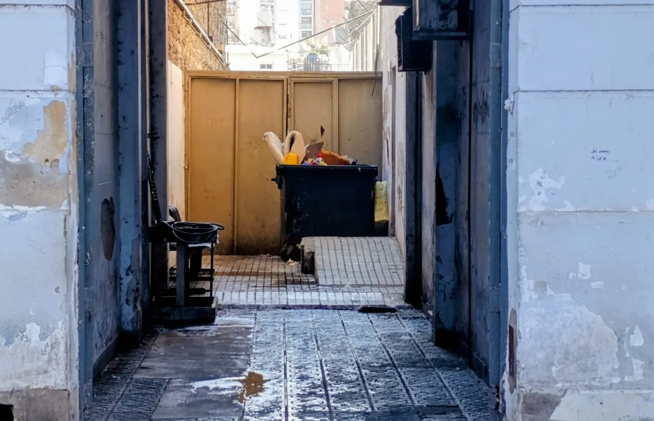 Motín e incendio en la comisaría 5 de Rosario: 43 detenidas y denuncia de hacinamiento