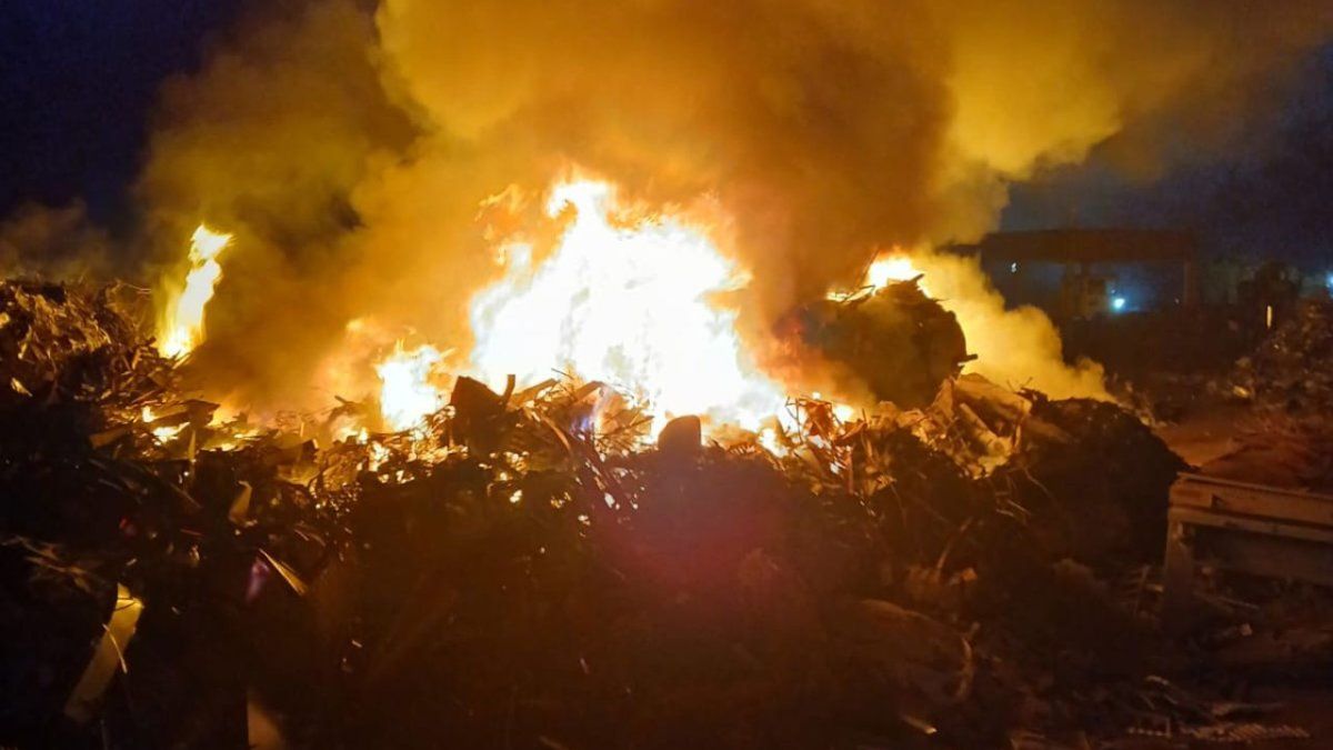 Gran incendio en una chatarrería de la zona sudoeste de Rosario