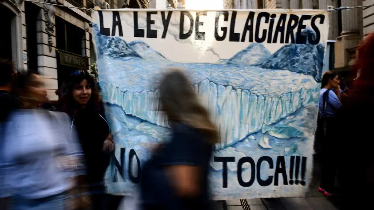 Ambientalistas protestan en Rosario contra la nueva Ley de Glaciares de Milei