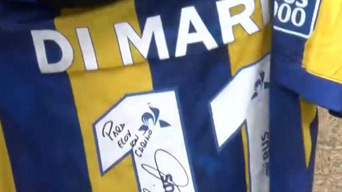 Di María le regaló una camiseta firmada al nene de la familia asaltada por hinchas de Newell's en Rosario