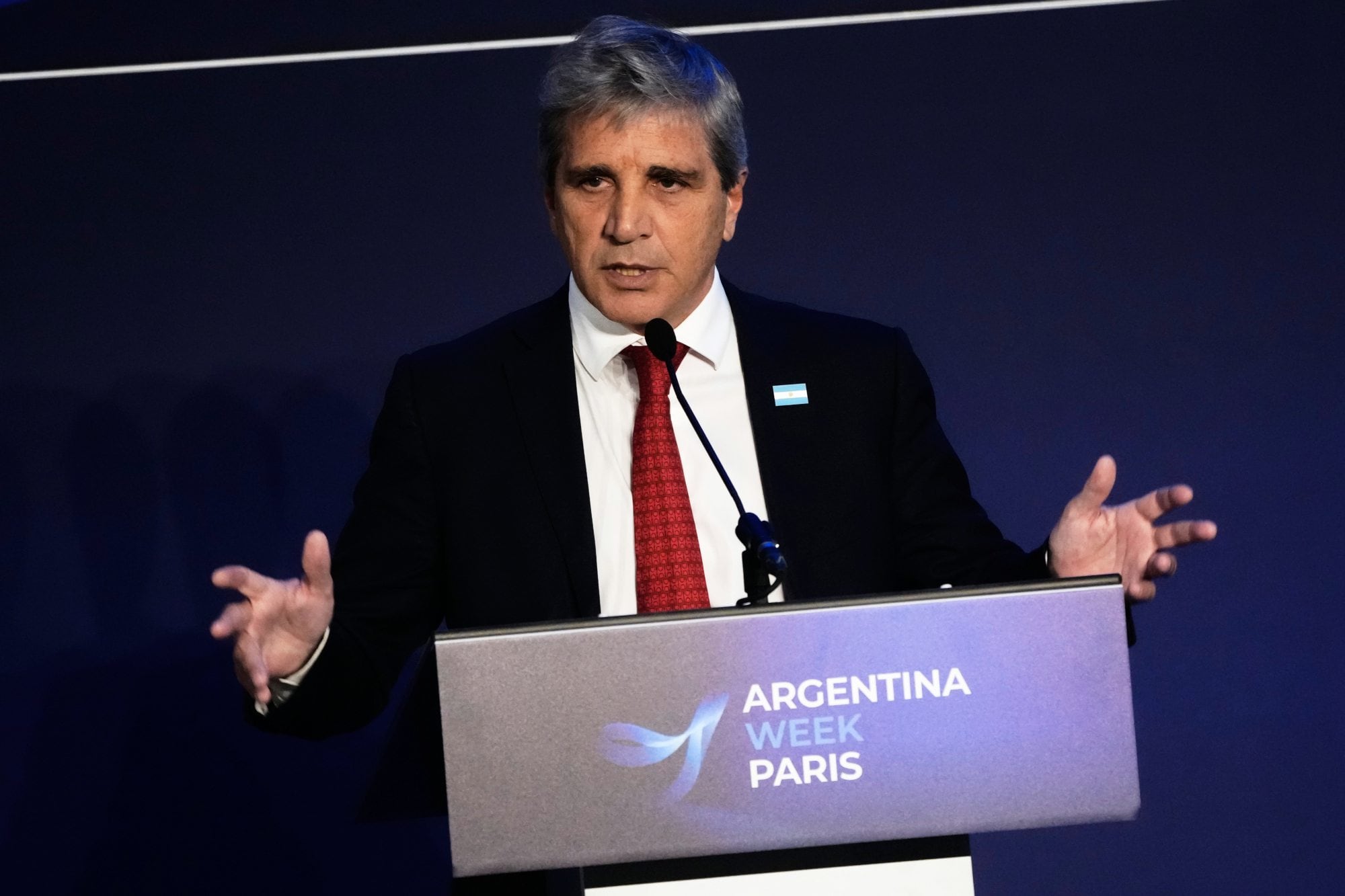 Caputo y el equipo económico de Milei evalúan estímulos ante la recesión