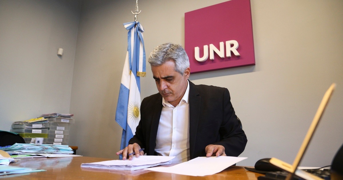 UNR: fallo judicial obliga al gobierno a subir 30% los salarios universitarios