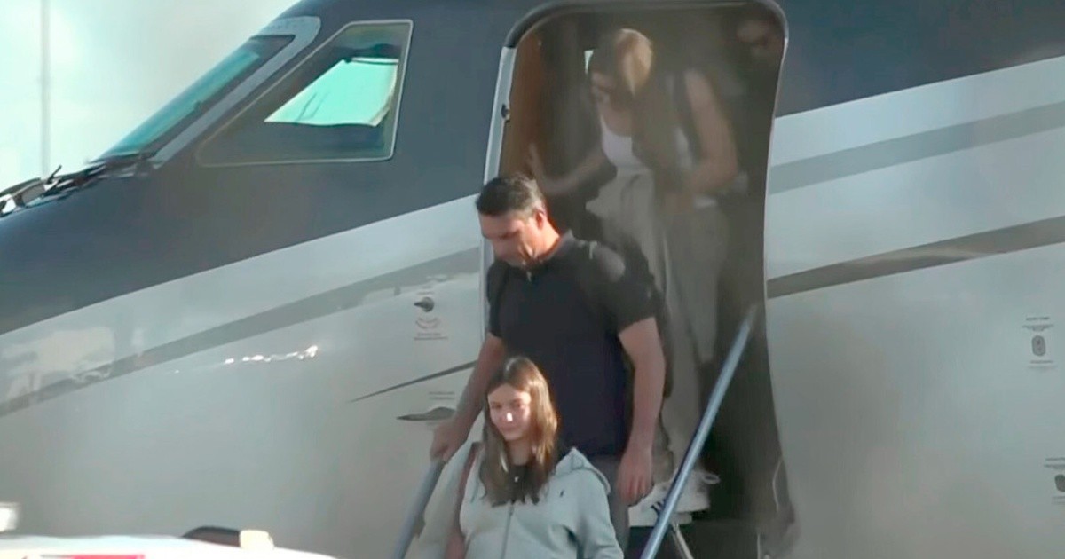 Bolsonaro salió de Brasil por Argentina y voló a Miami: Caputo en Iguazú