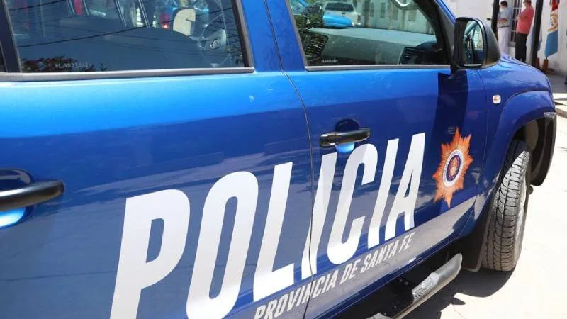 Policía de Santa Fe detenido con dos armas cargadas mientras estaba de licencia médica