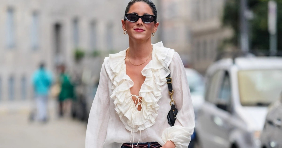 La camisa blanca que arrasa en Rosario: el básico que se reinventa para el otoño