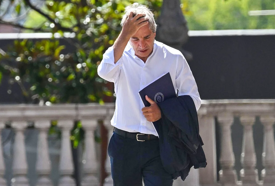 El ajuste de Caputo destroza el PAMI: médicos pierden 50% del sueldo