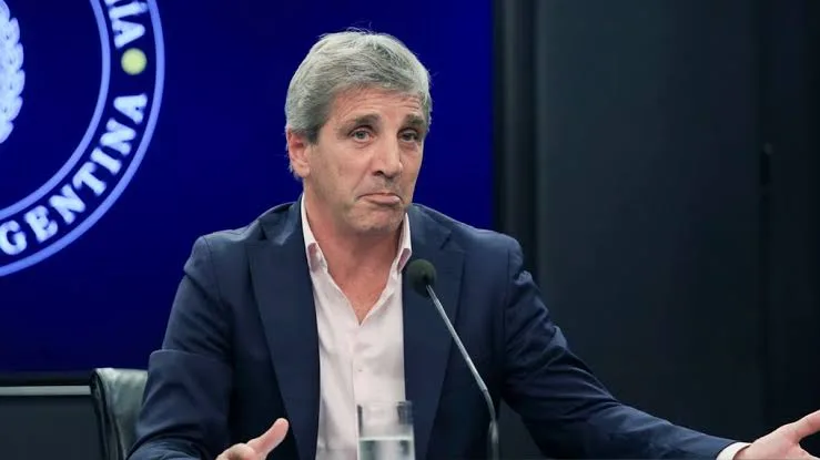 Caputo llamó “anticristo” a Kicillof y tildó de miserables a quien pide devaluar