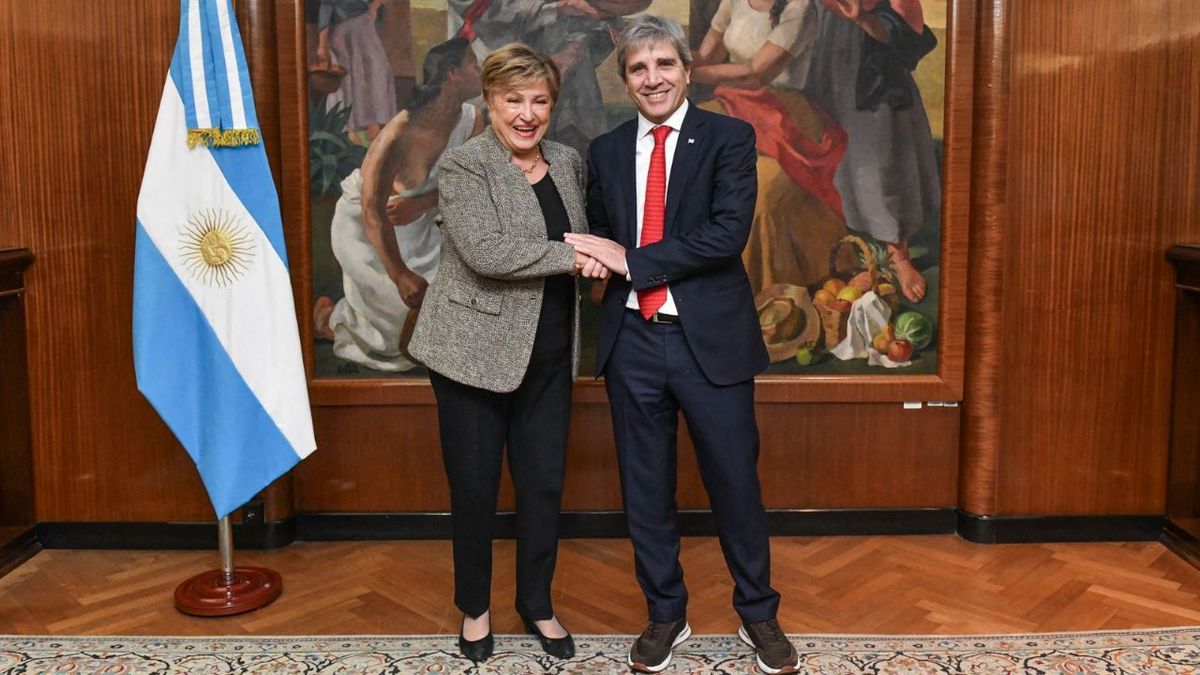 FMI: Argentina logra tercera revisión y desembolso de 900 millones
