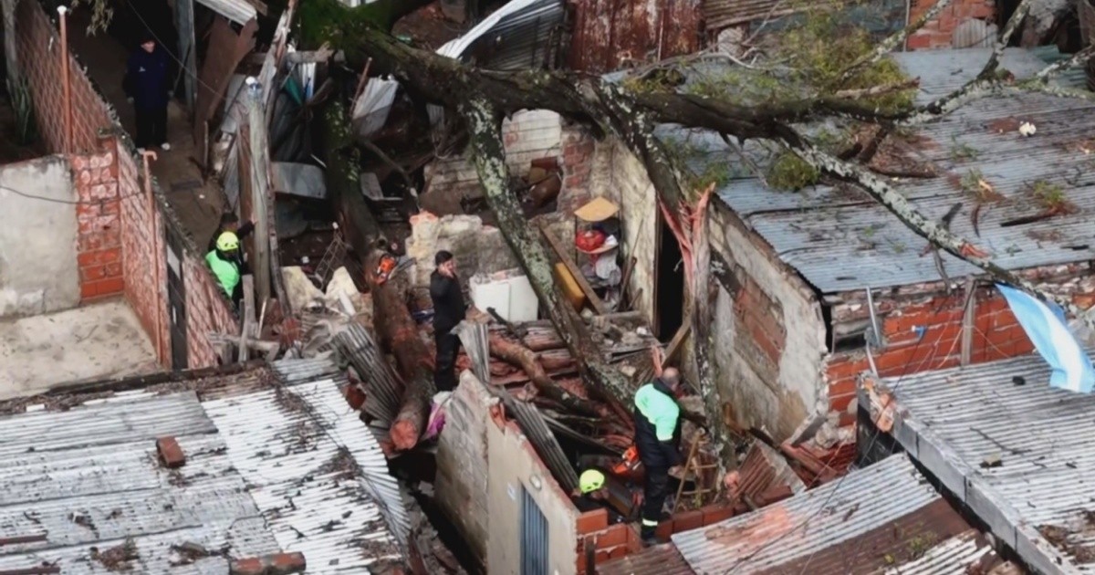 Cayó un árbol sobre una casa en villa Banana, Rosario: rescataron a una familia