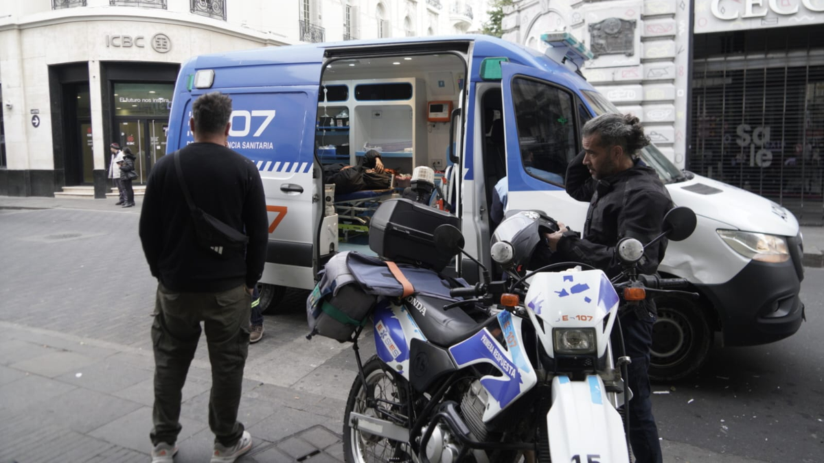Se cayó desde cuatro metros en plena peatonal Córdoba de Rosario