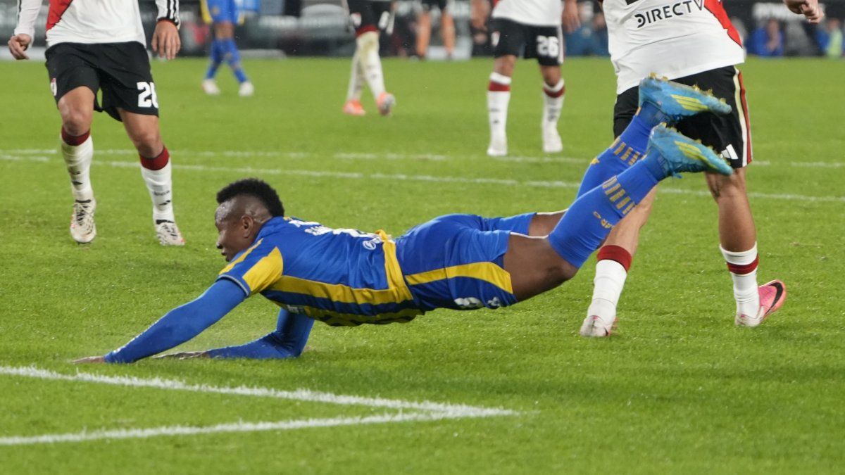 Rosario Central: Campaz podría ser citado ante Aldosivi pese a pedido de transferencia
