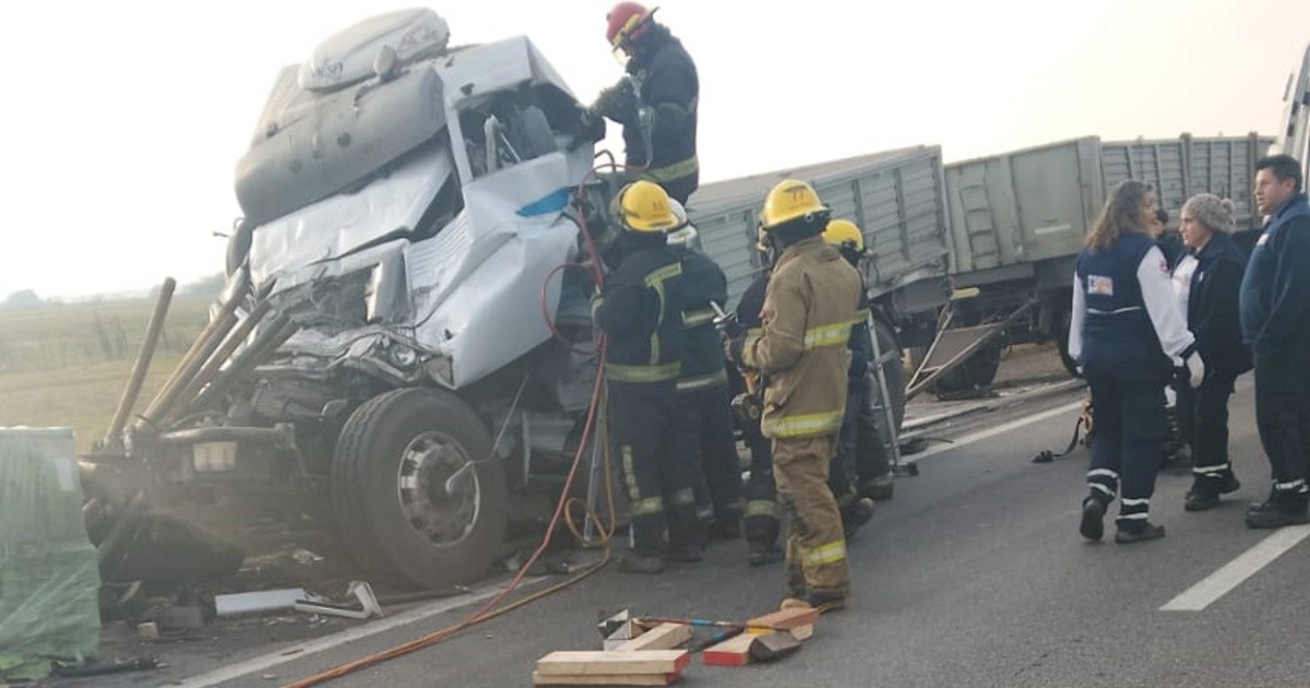 Choque de camiones en autopista Rosario-Buenos Aires: un herido grave y adolescente lesionada