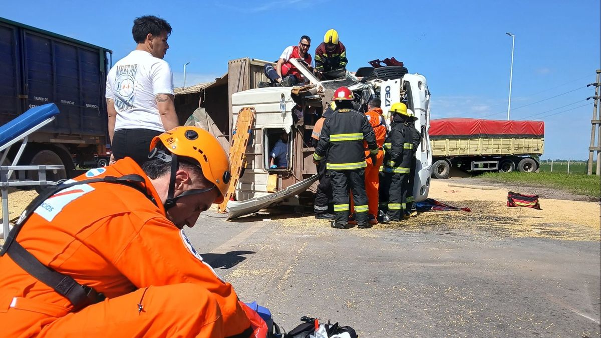 Camionero atrapado en A012 y ruta 14: helicóptero al Heca de Rosario
