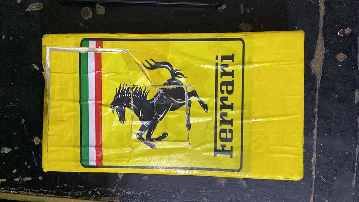Rosario: detuvieron a cinco personas con un kilo de cocaína sellada con la marca Ferrari