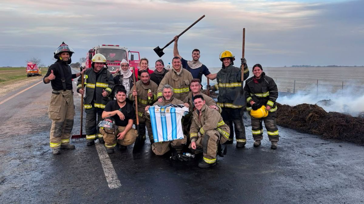 Combatían incendios en la ruta mientras Argentina jugaba: la foto de los bomberos santafesinos