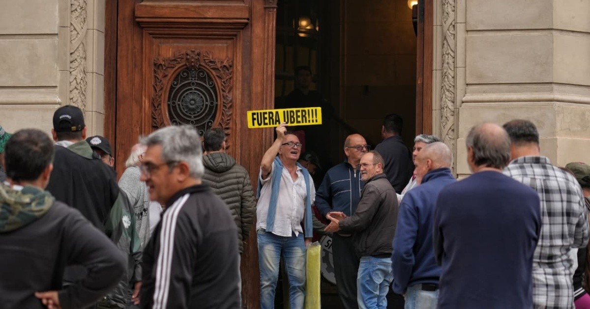 Debate por legalizar Uber en Rosario: taxistas y cadetes protestan