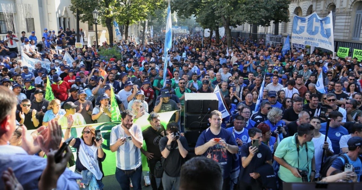 Gremios de Rosario marchan contra Milei: 'Nos está destruyendo a todos'