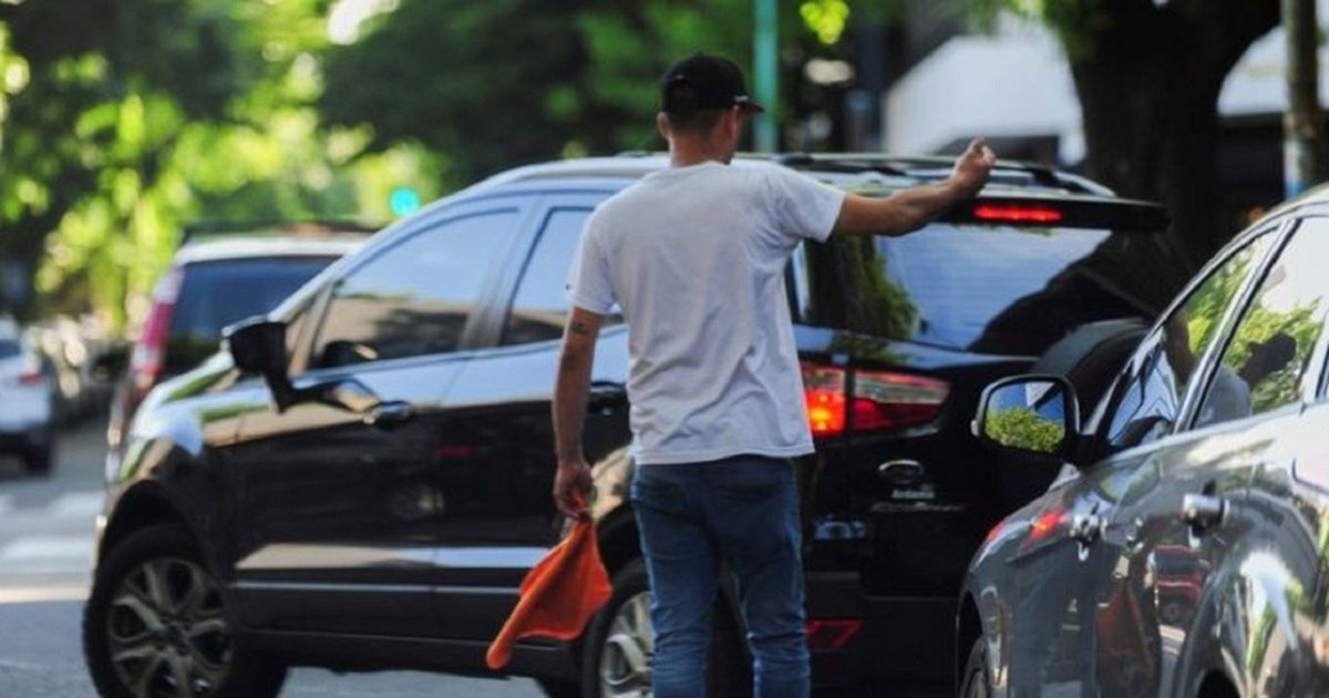 Rosario: prohibición de cuidacoches, multas y tareas educativas