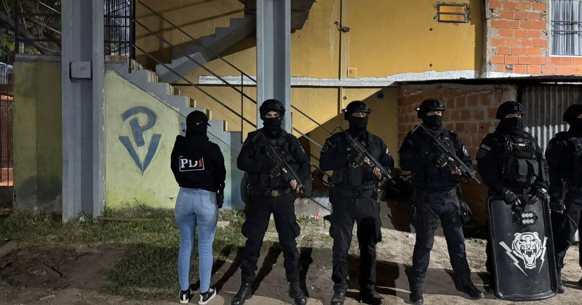 Operativo antidrogas en el Fonavi de Donado y Mendoza, Rosario: helicóptero y 8 grupos de irrupción