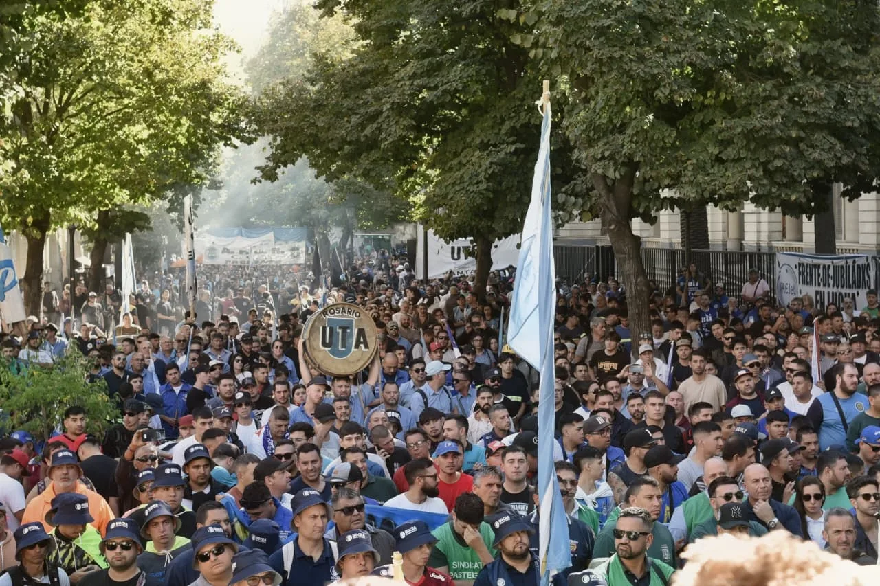 Rosario se movilizó contra las políticas de Milei en la previa del Día del Trabajador