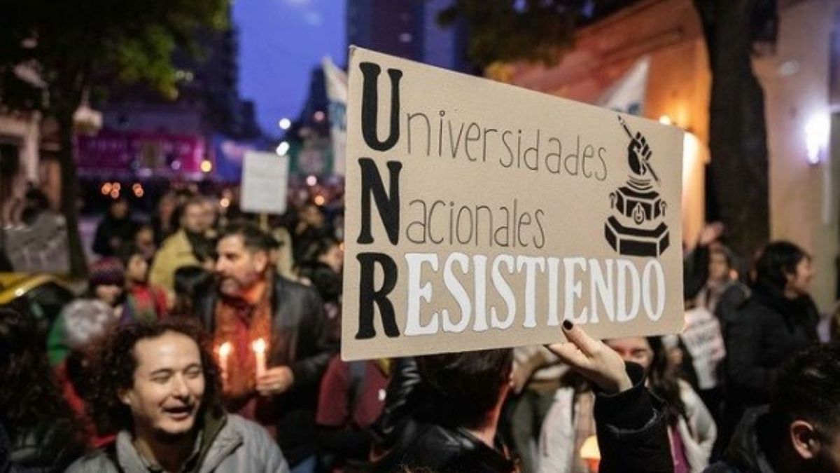 Docentes de la UNR van por tres semanas de paro en mayo: el conflicto se agrava