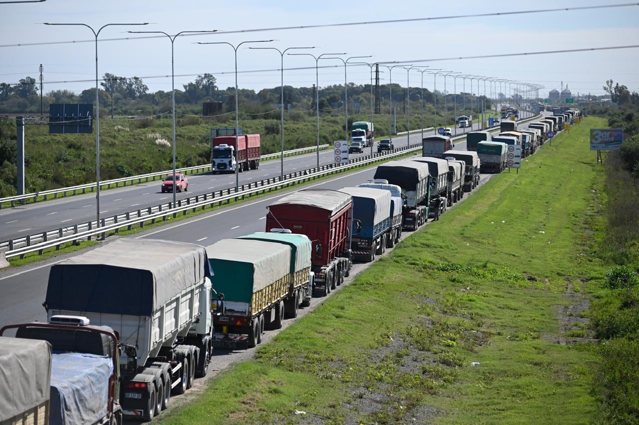 Caos total en Rosario: 6000 camiones diarios colapsan los puertos por cosecha récord