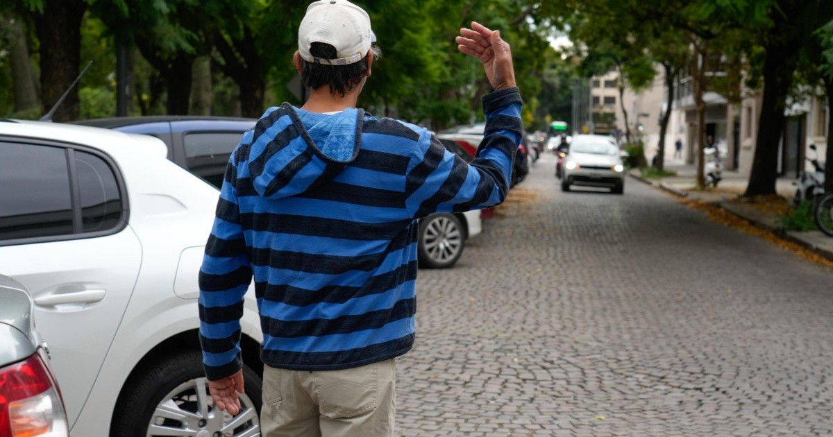 Cuidacoches en Rosario: 1.395 identificados y 1.218 en el centro