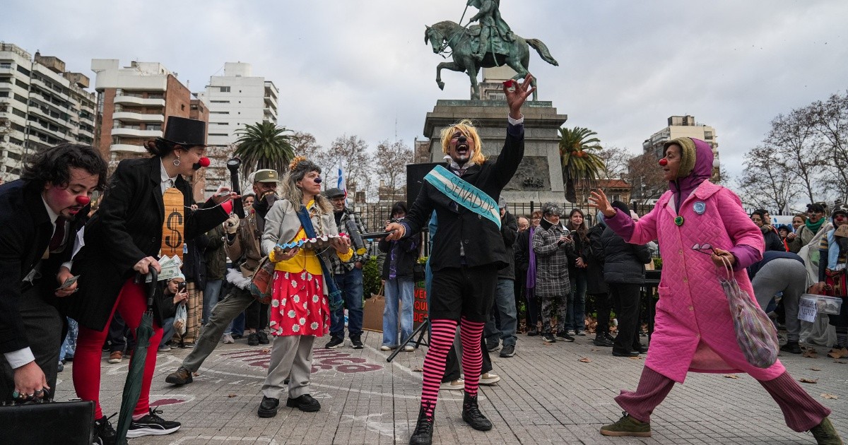 Marcha en Rosario contra la ley de propiedad privada: tierra, Malvinas y desalojos