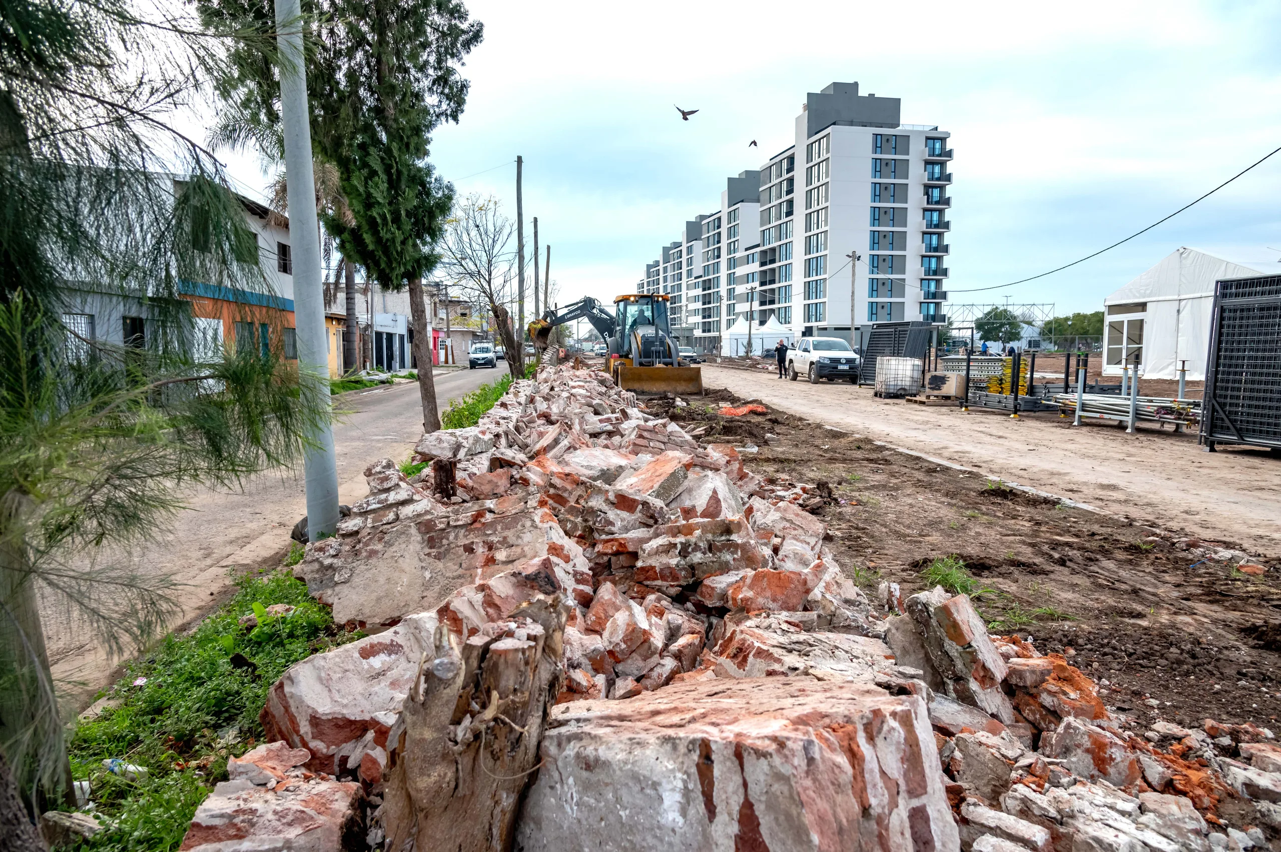 Rosario: demuelen el muro del ex Batallón 121 para unir la Villa Olímpica con Las Heras