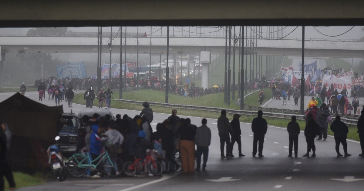 Cortes en accesos a Rosario: organizaciones sociales se suman a jornada nacional