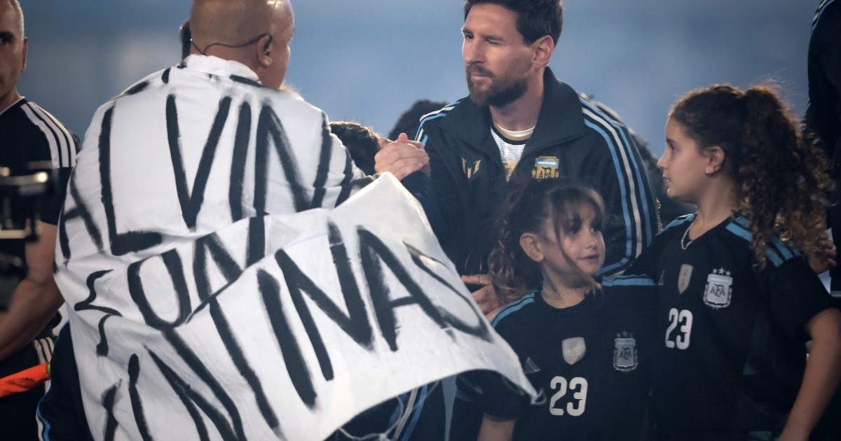 Despedida de Messi: un excombatiente cantó el himno con bandera de Malvinas