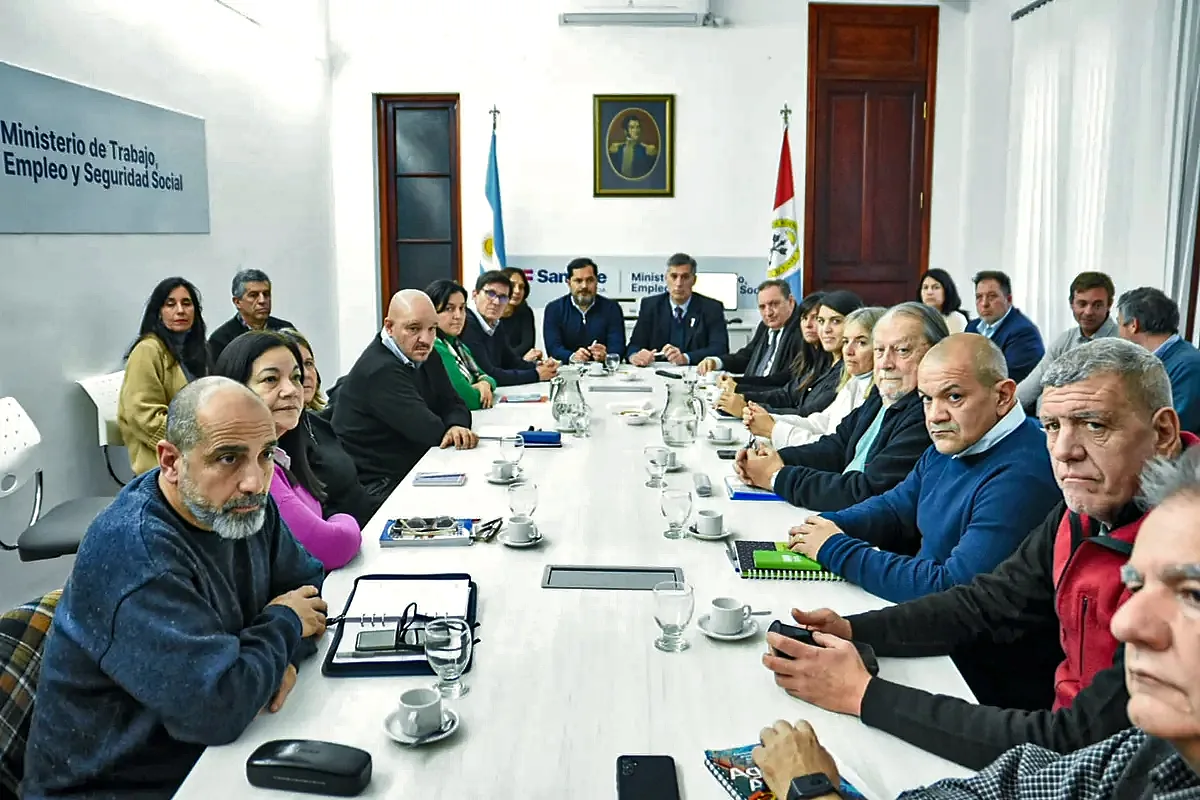 Santa Fe abre paritarias estatales este jueves: docentes piden 35% y el Gobierno frena