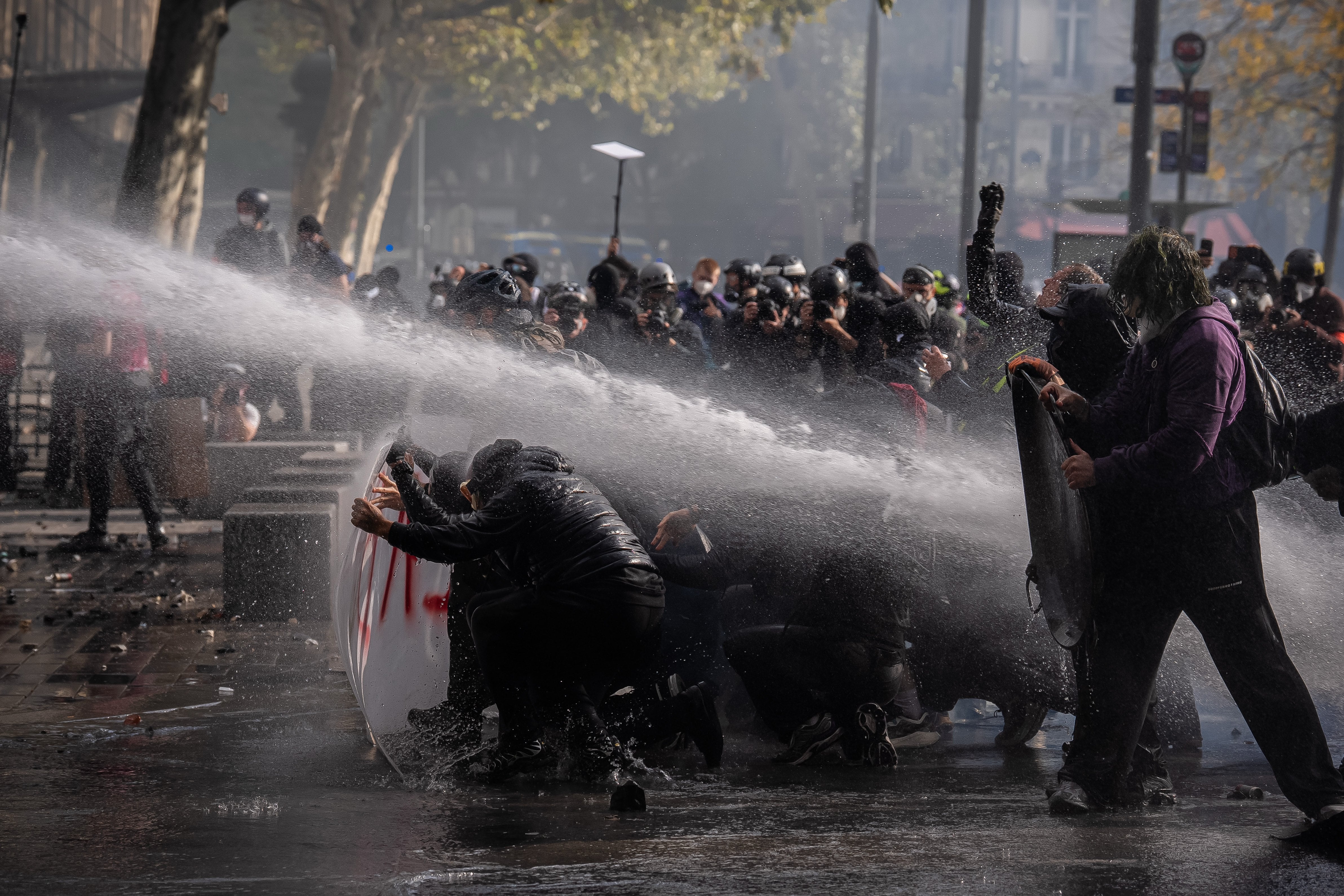 Francia pide toques de queda parciales tras disturbios y saqueos