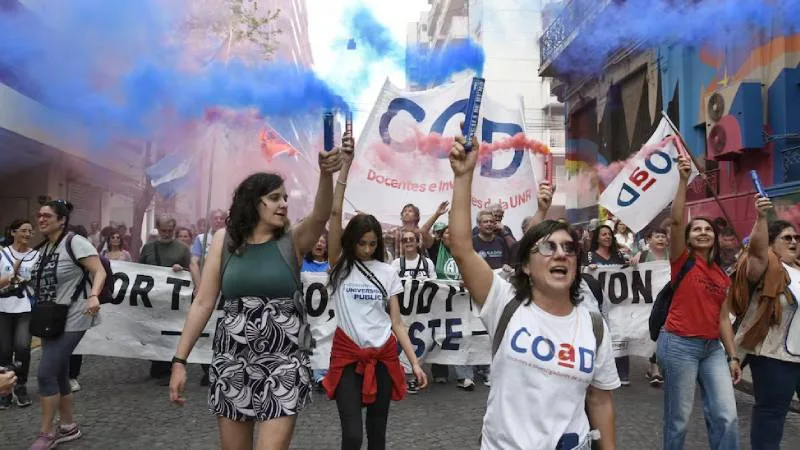 Docentes de UNR y UTN Rosario pararon y exigen 32% de aumento