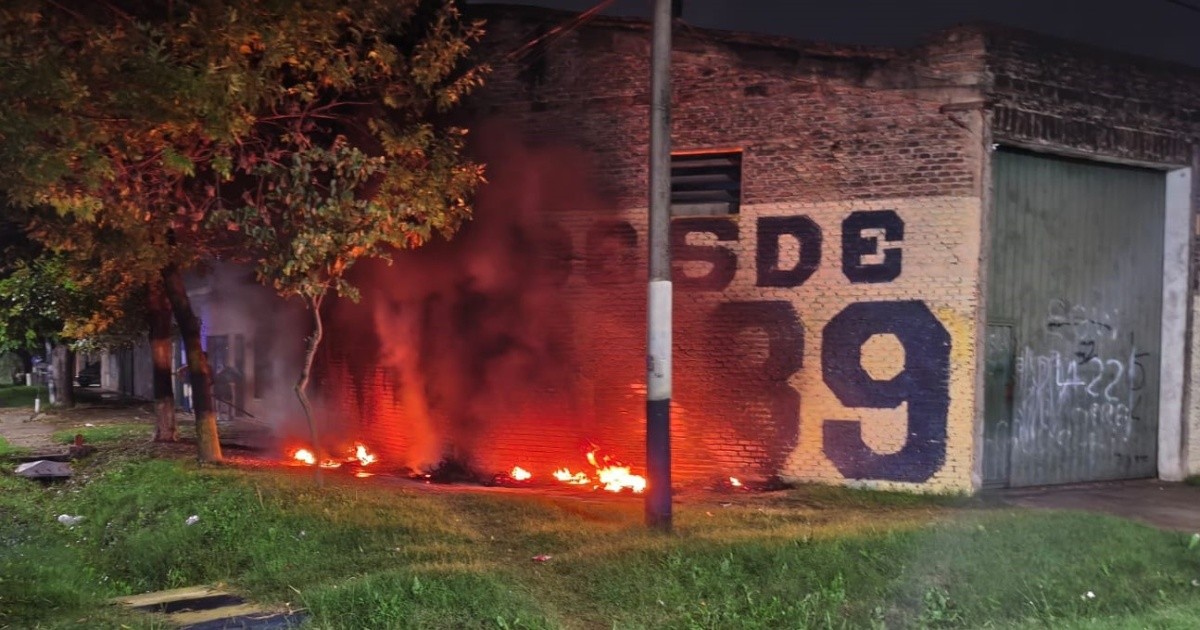 Terror narco en Rosario: atacan murales de Central y dejan banderas amenazantes