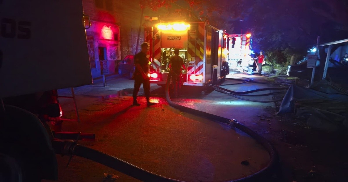 Dos incendios en Felipe Moré mantuvieron en vilo a la zona oeste de Rosario