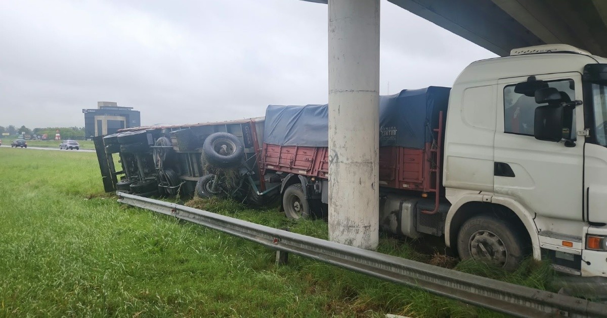 Dos vuelcos en autopista Rosario-Córdoba: camión a centímetros del puente Wilde