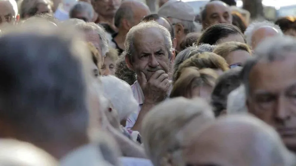 El nivel más alto en ocho años: casi la mitad de los hogares con adultos mayores no llega a fin de mes