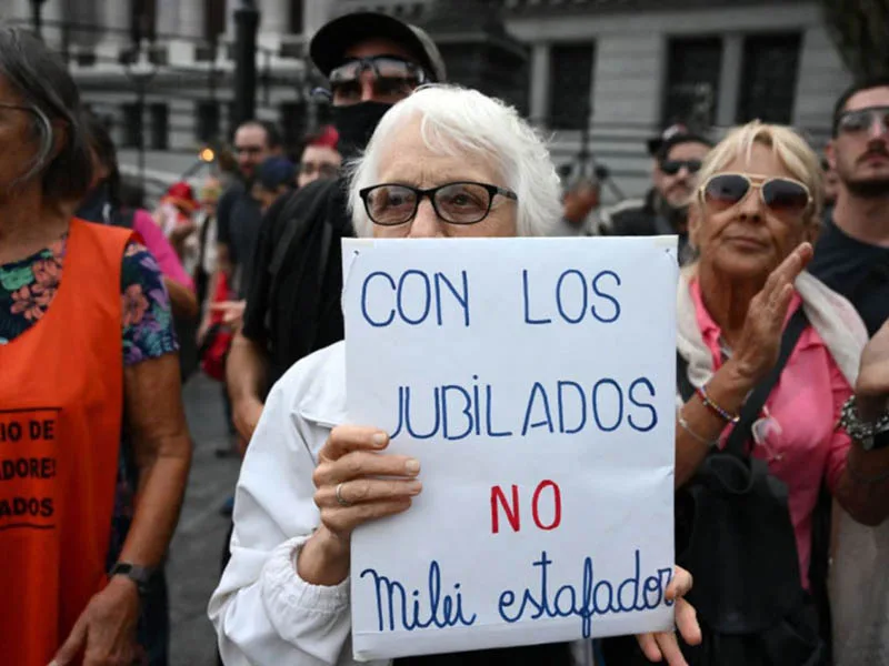 Bono para jubilados: sigue congelado y ya perdió 70% de su valor