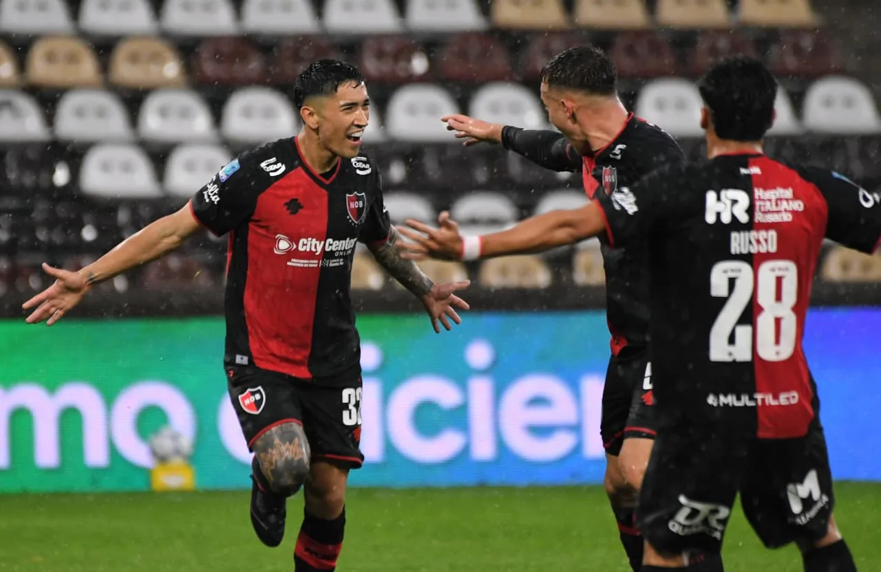 La redención de Solari: golazo bajo la lluvia para que Newell's vuelva a ganar