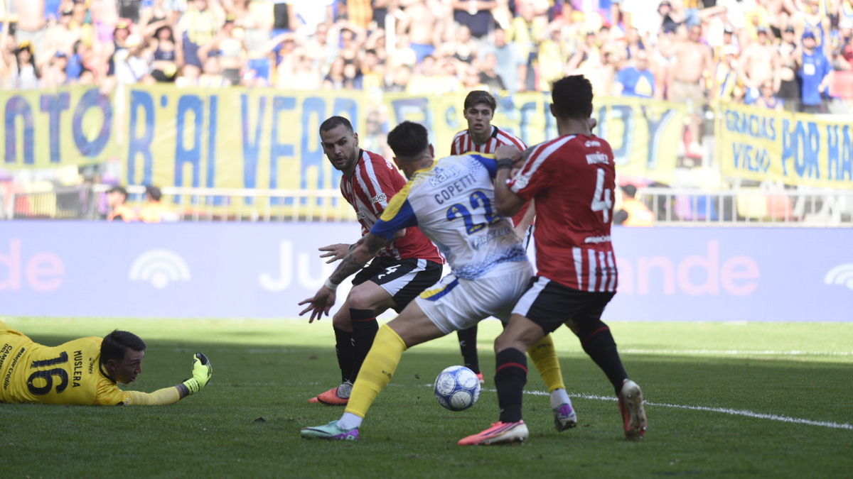 Scime: penal a Copetti y expulsión de Elías Verón en Rosario Central