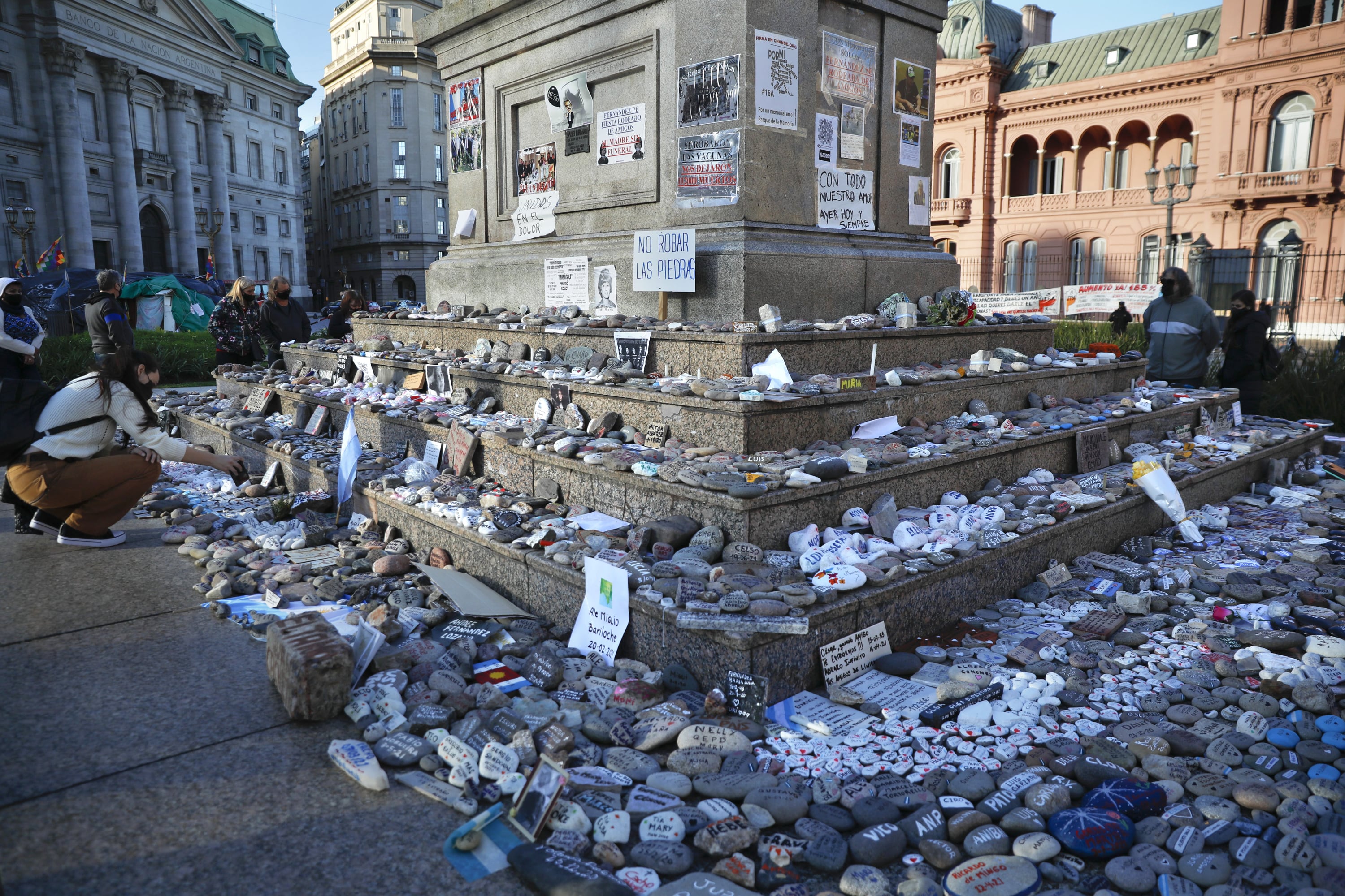 Polémica en Buenos Aires: retiraron las piedras del homenaje a víctimas del Covid de Plaza de Mayo