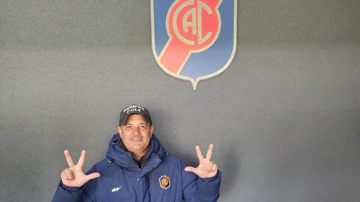 El DT rosarino que lleva tres años en el mismo equipo del ascenso: un récord inusual
