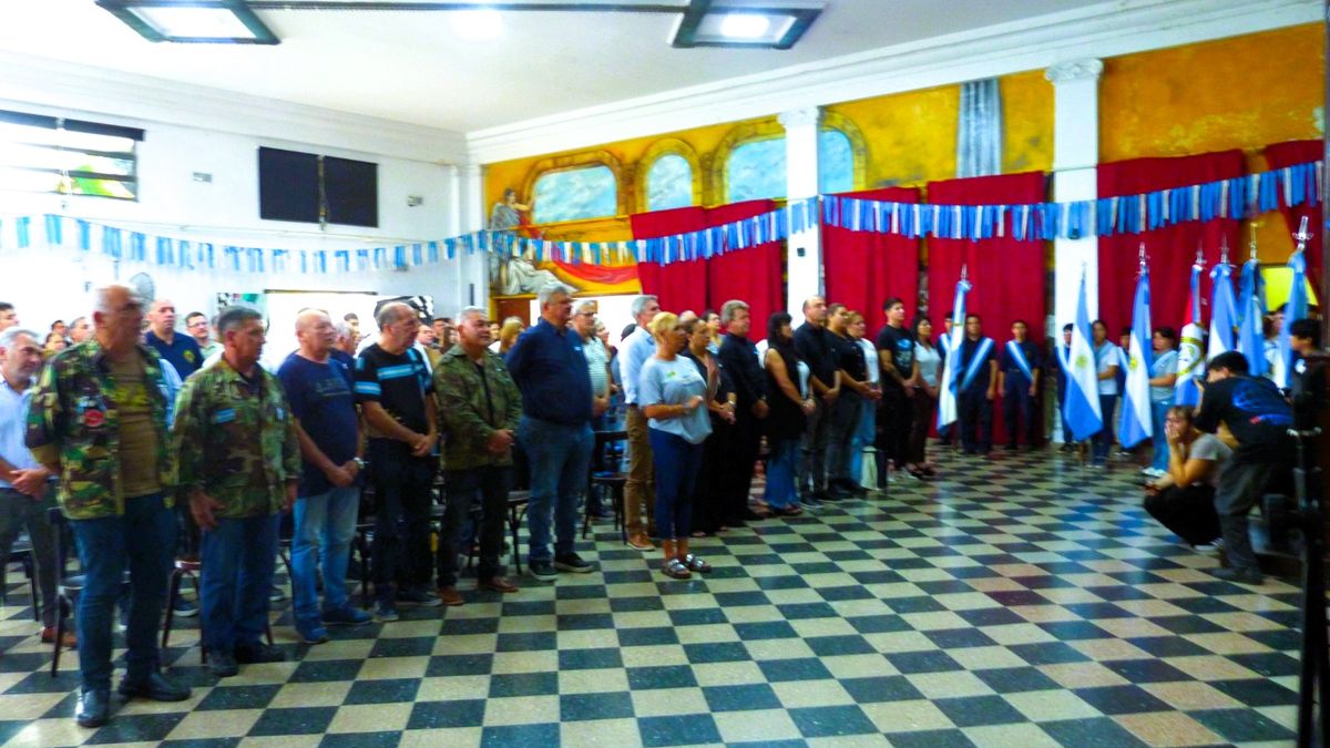 Villa Gobernador Gálvez: el clima trasladó el acto de Malvinas a la Casa de la Cultura