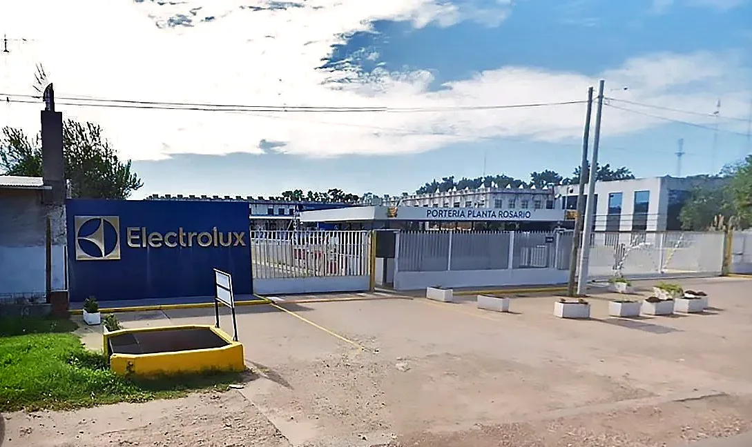 Electrolux cierra su planta de Rosario: 100 despedidos y línea blanca importada