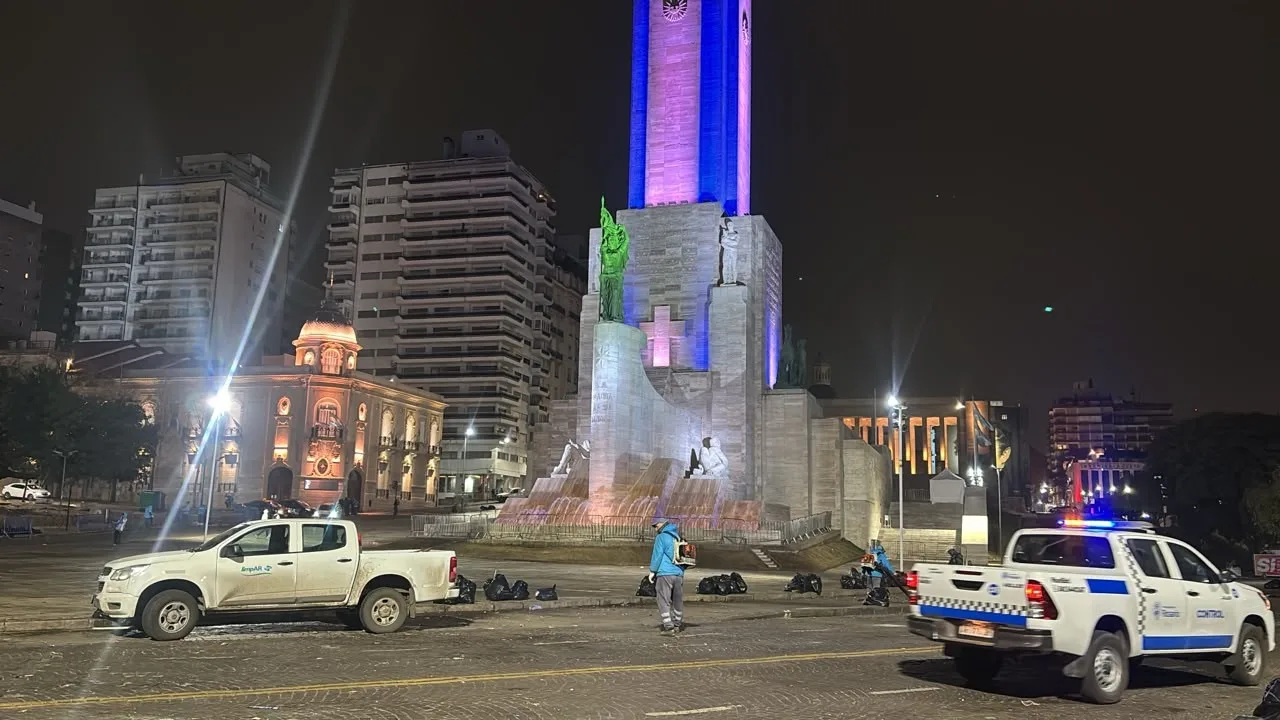 Operativo de limpieza en el Monumento a la Bandera de Rosario tras el Mundial