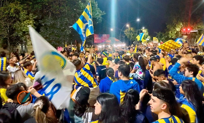 Central Rosario: la Canallada festeja la Supercopa en el Monumento