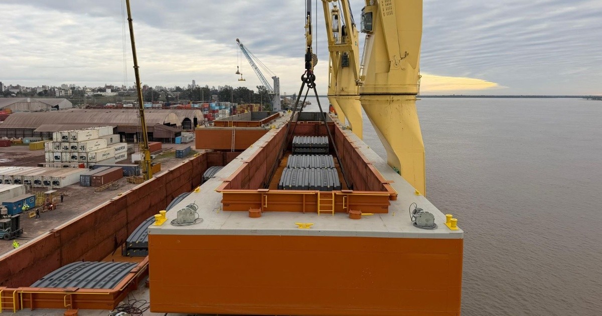 Puerto de Rosario: operación inédita con 12 barcazas y 4.400 toneladas de mineral